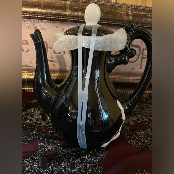 SPOOKY HOLLOW NWOT Halloween Skull Lidded Black & White Skeleton Hand Teapot - Picture 7 of 13
